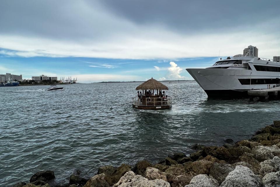 Baía em Miami com barco e iate ao fim da tarde