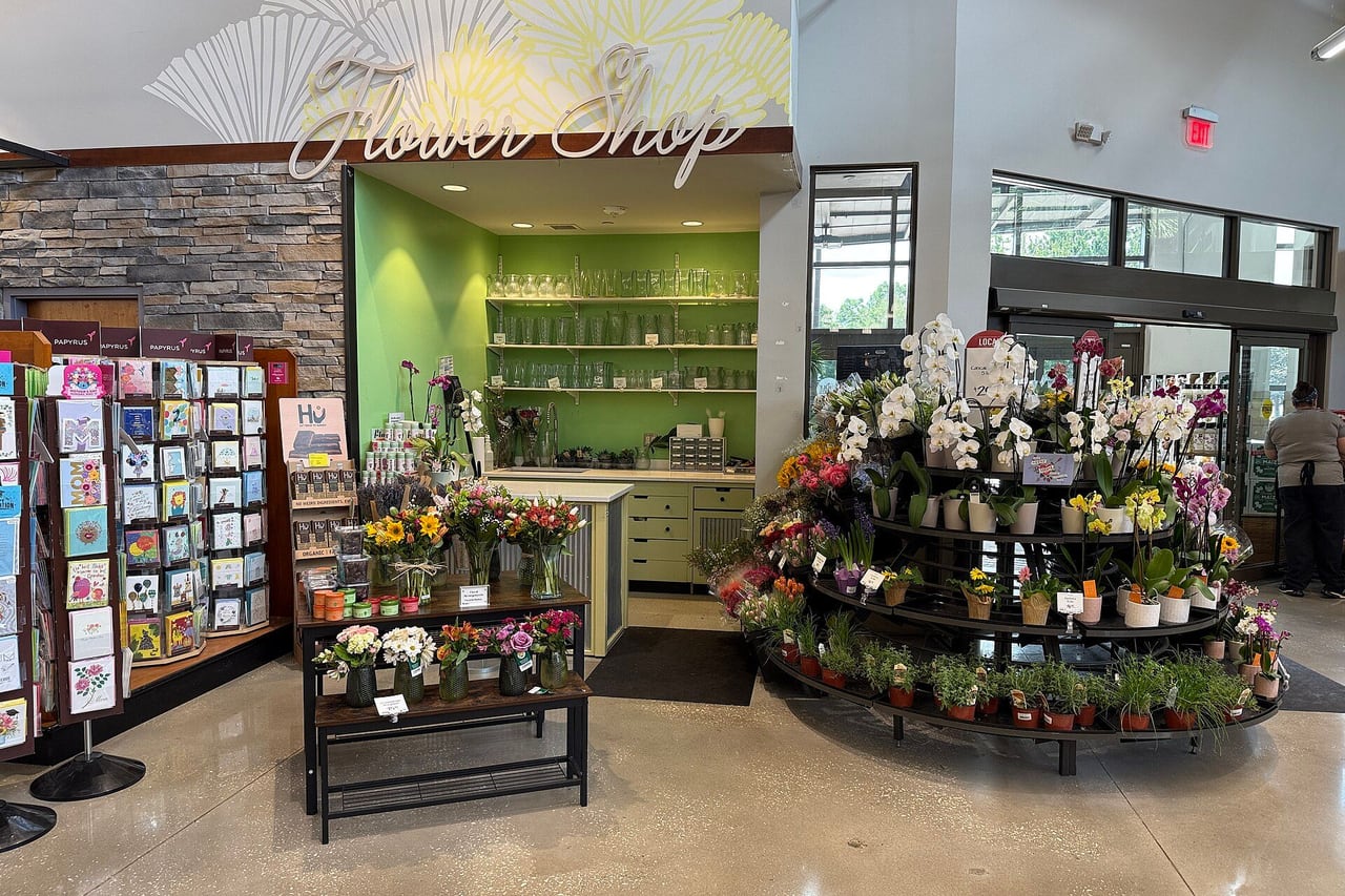 Floricultura dentro do supermercado Whole Foods com orquídeas e buquês