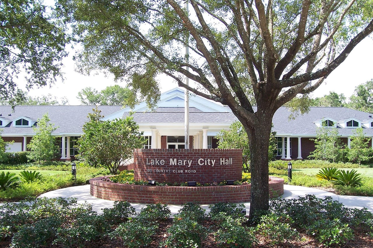 Prefeitura de Lake Mary sob uma árvore grande